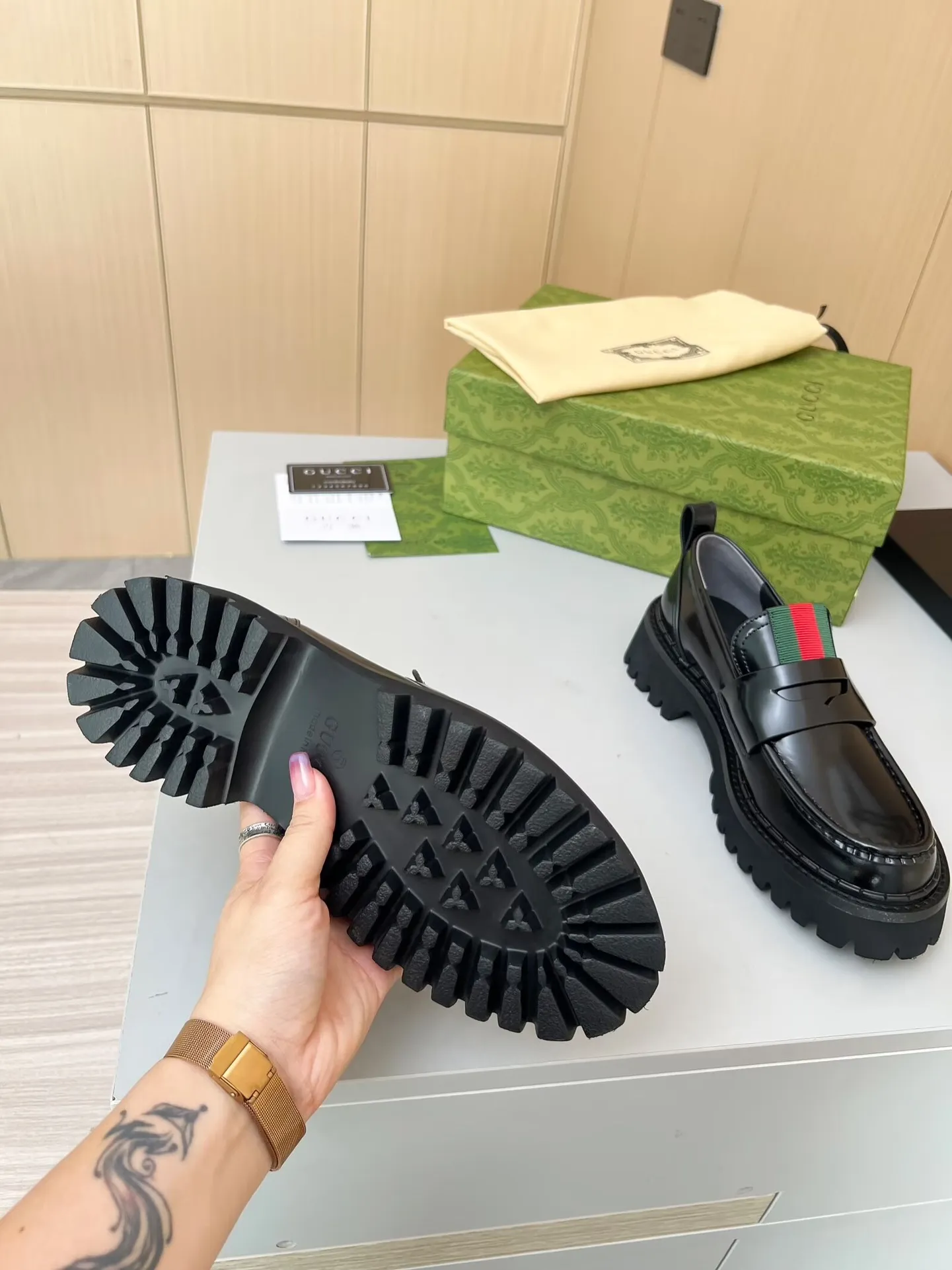 👟👟Ex-factory price 480👟👟 The latest Gucci GUCCI loafers at the counter. They are mainly matched with various styles of trendy clothes to highlight their fashion. ✅ A must-have recommended ➡️ Especially easy to put on and take off. Fabric: cowhide, open edge beads. Inner/foot pads: cow lining. Color: black. Size: 34-41 (34, 41 need to be customized). Heel height: 5cm. Outsole: Foam outsole material ✅ Equipped with cloth bag and card